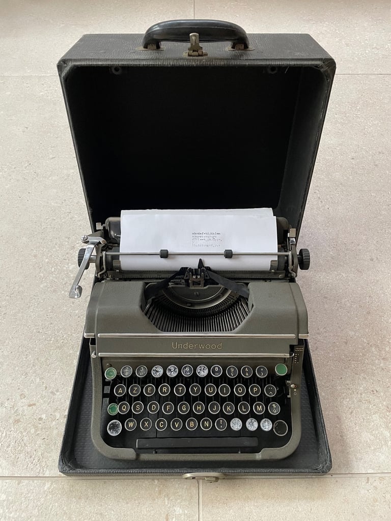 Underwood Champion Portable Typewriter Vintage 1940s + case. USA. antique