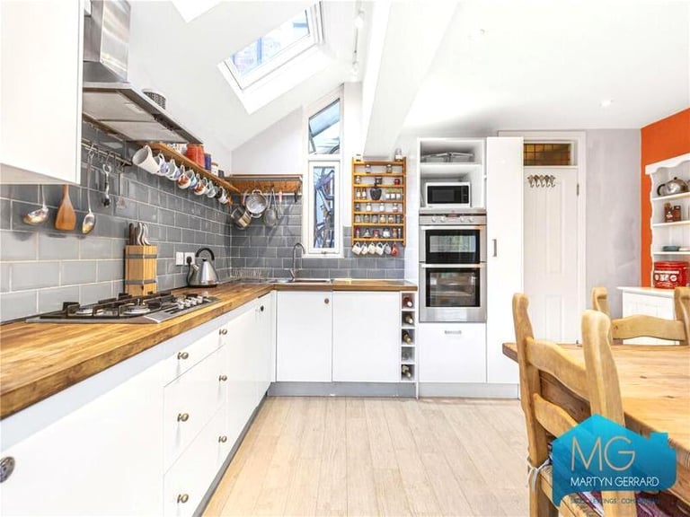 🏠 Bright and spacious room available in vibrant Bethnal Green
