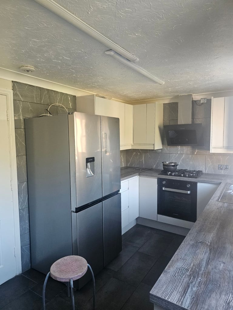 3 Bedroom Luxury Flat, With 1 bath, 1 Shower Available to Rent In North Thamesmead, London
