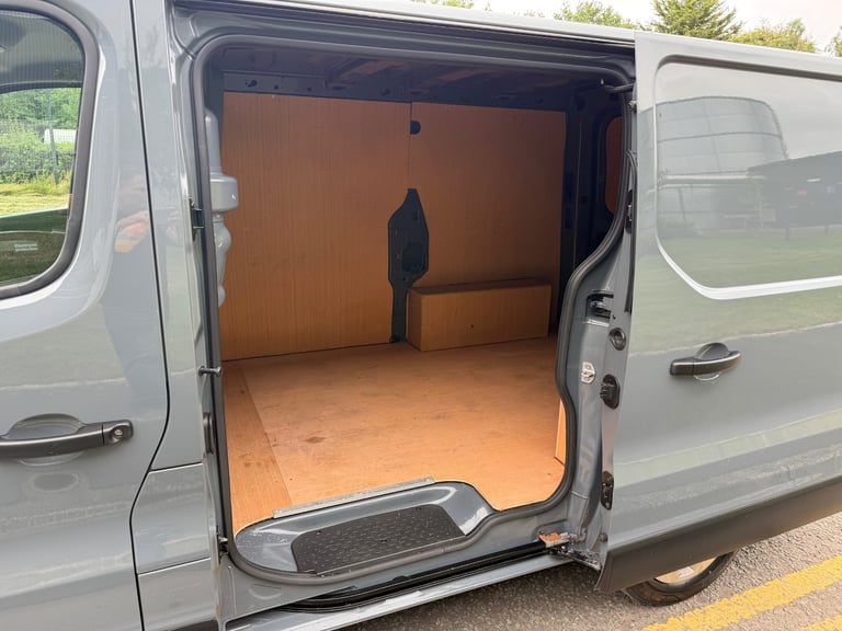 22 reg RENAULT TRAFIC 28 2.0 B/DCI 130 BHP SL BUSINESS+ panel van ( VAT INCLUDE 