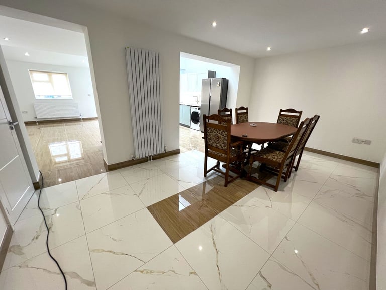 Out class spacious 5 bedrooms semi-detached house in Bakingside, Ilford --Company let allowed