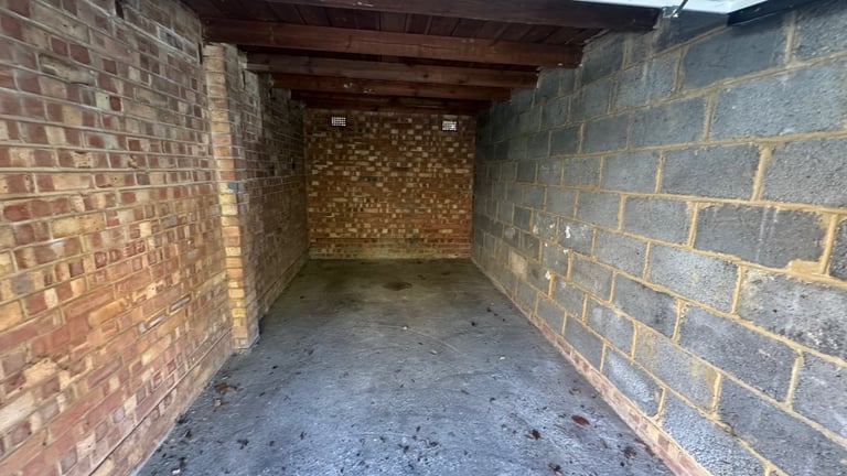 Garage To Let in Whetstone London N20 
