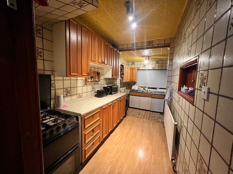1 A double room - An Excellent Large Bright Double bedroom - 3mins to the train station for £150p/w