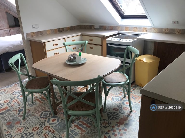 1 bedroom flat in Hartfield Road, Forest Row, RH18 (1 bed) (#2639889)