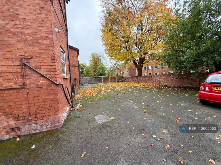 3 bedroom flat in Burton Road, Manchester, M20 (3 bed) (#2665563)