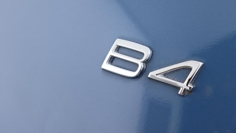 2025 Volvo XC40 B4 (P) Ultra Dark (Sunroof, Pilot Assist, 21' Alloys, BLIS) ESTATE Petrol/Electri...