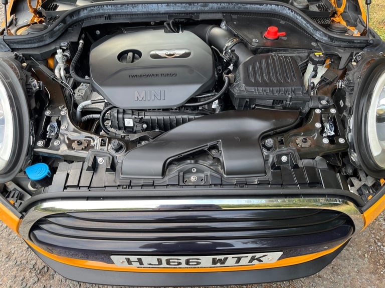 MINI COOPER 1.5 PETROL 5 DOOR. STUNNING LOOKING LONG MOT