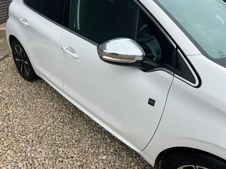PEUGEOT 208 1.2 PureTech Tech Edition White Manual Petrol 2019