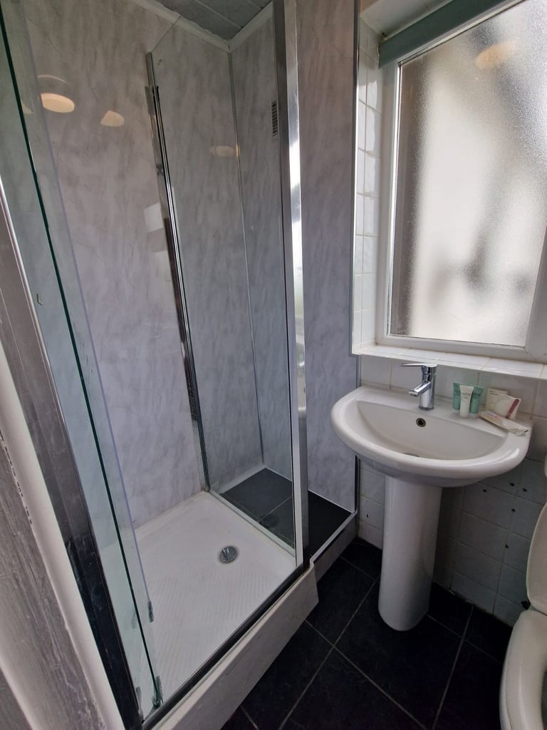 Room to let rent single ensuite luton town cheap lu1 universal dss credit benefits