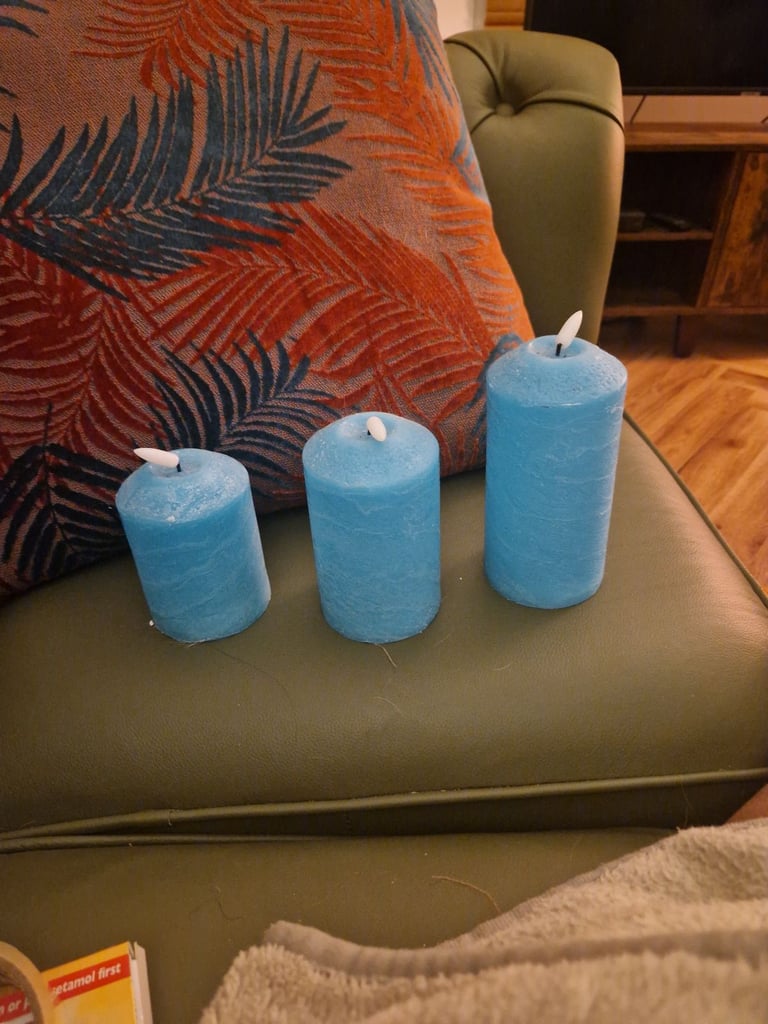 image for 3 flickering candles 