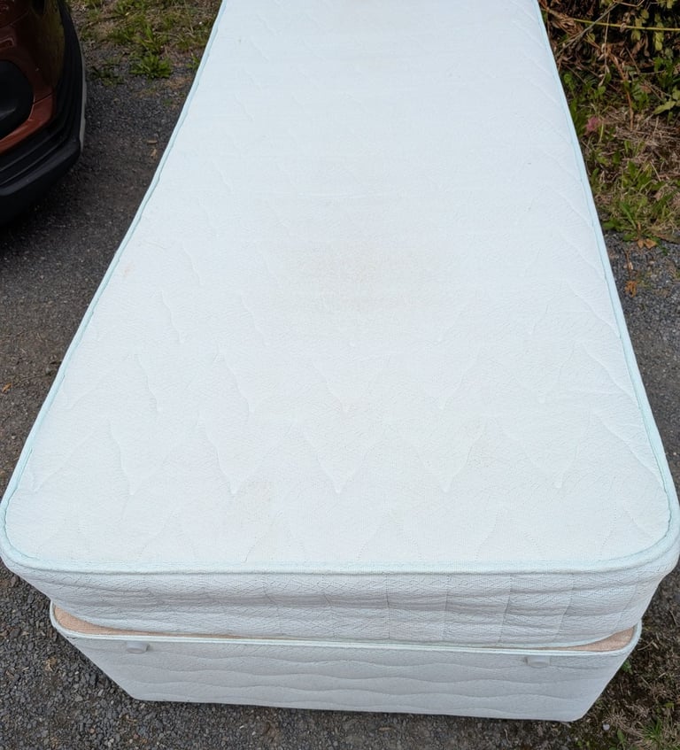 Single divan bed and mattress with drawers 