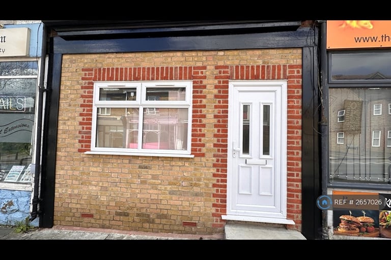 image for 1 bedroom flat in High Street, Rainham, Gillingham, ME8 (1 bed) (#2657026)