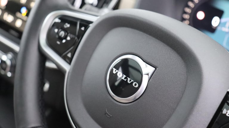 2025 Volvo XC90 T8 PHEV AWD Ultra Dark (Sunroof, 360 Camera, Bowers &amp; Wilkins Sound) ESTATE P...