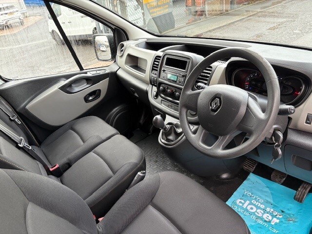 2017 Renault Trafic LL29 dCi 95 Business Crew Van 6 SEATER A/C WINDOW VAN Diesel Manual