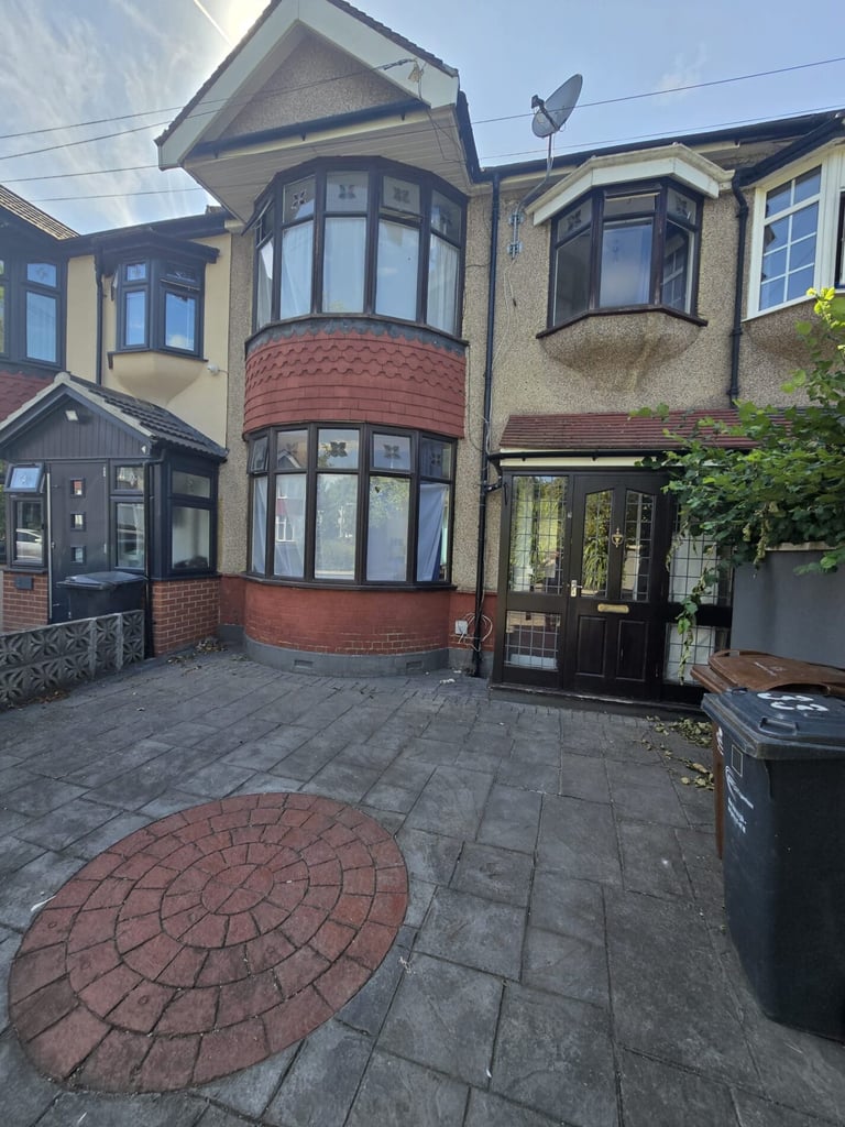image for 4 bedroom house in Spacious 4-5 Bedroom House For Rent, IG11