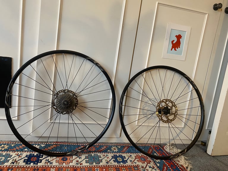 image for Shimano RS 622x19c alloy wheels w/ 11-speed cassette 