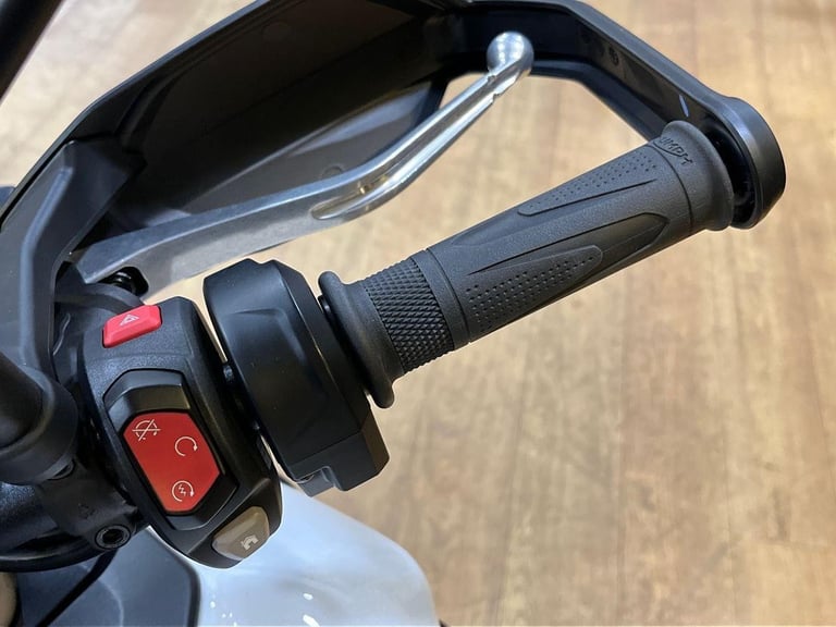 2025 Triumph Tiger 900 GT PRO STANDARD TWIN COLOUR Petrol black 6 Speed