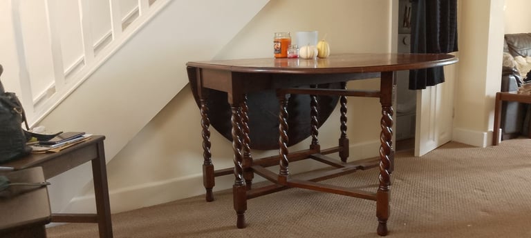 Extendable solid wood table