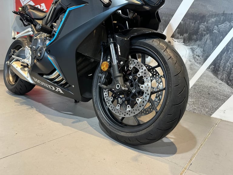 Honda CBR 650 R 2023 with only 988 miles 