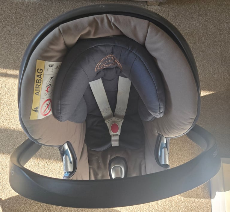Cybex platinum baby car seat with aton Q isofix base.  For 0 to 13kg