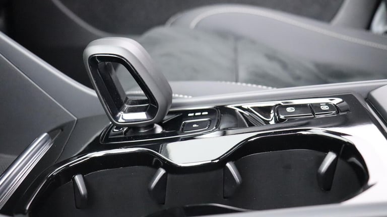 2025 Volvo XC40 B4 (P) Ultra Dark (Sunroof, Pilot Assist, 21' Alloys, BLIS) ESTATE Petrol/Electri...