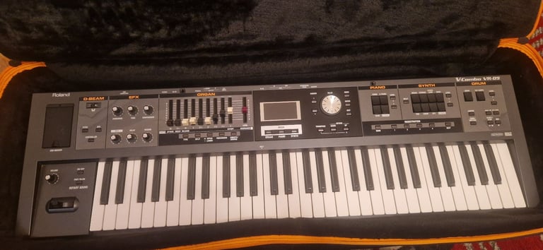 Roland VR-09 Keyboard + KRK Rokit 6 Monitors + Behringer UMC404HD Bundle