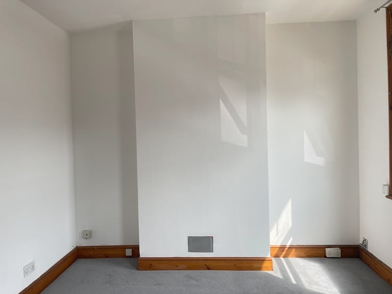 ✨ Spacious 1-Bedroom Flat in the Heart of Enfield Town! ✨ ONLY £335 per week