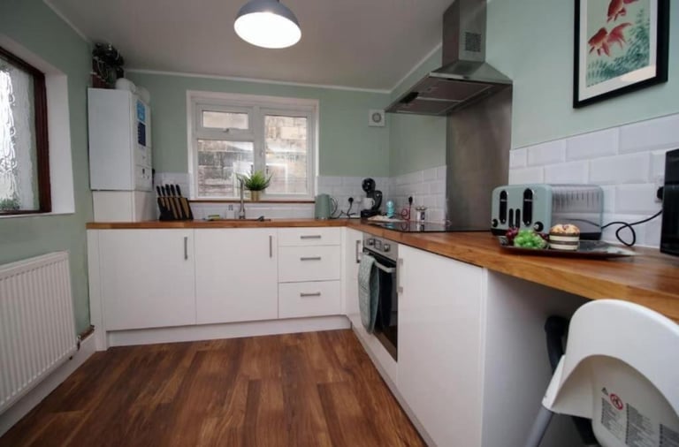 Spacious One-Bedroom Apartment Near Oldfield Park Station