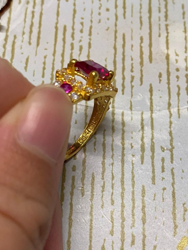 22 carate gold Diamond Pink Ring, weight 3.35 g
