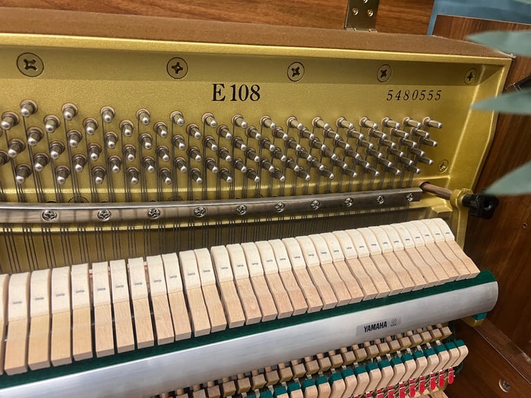 🎵🎹 STUNNING YAMAHA E108 **TUNED/SERVICED/WARRANTY AND FREE DELIVERY**🎹🎵