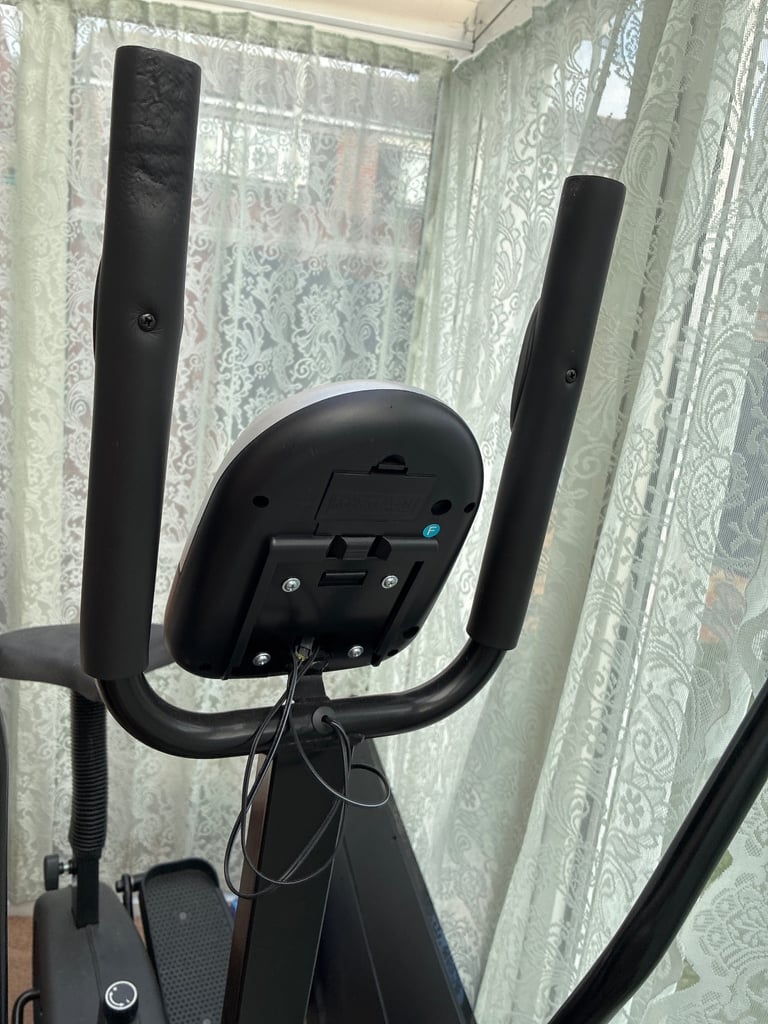 Like-New Elliptical Trainer for Sale – Perfect for Home Workouts