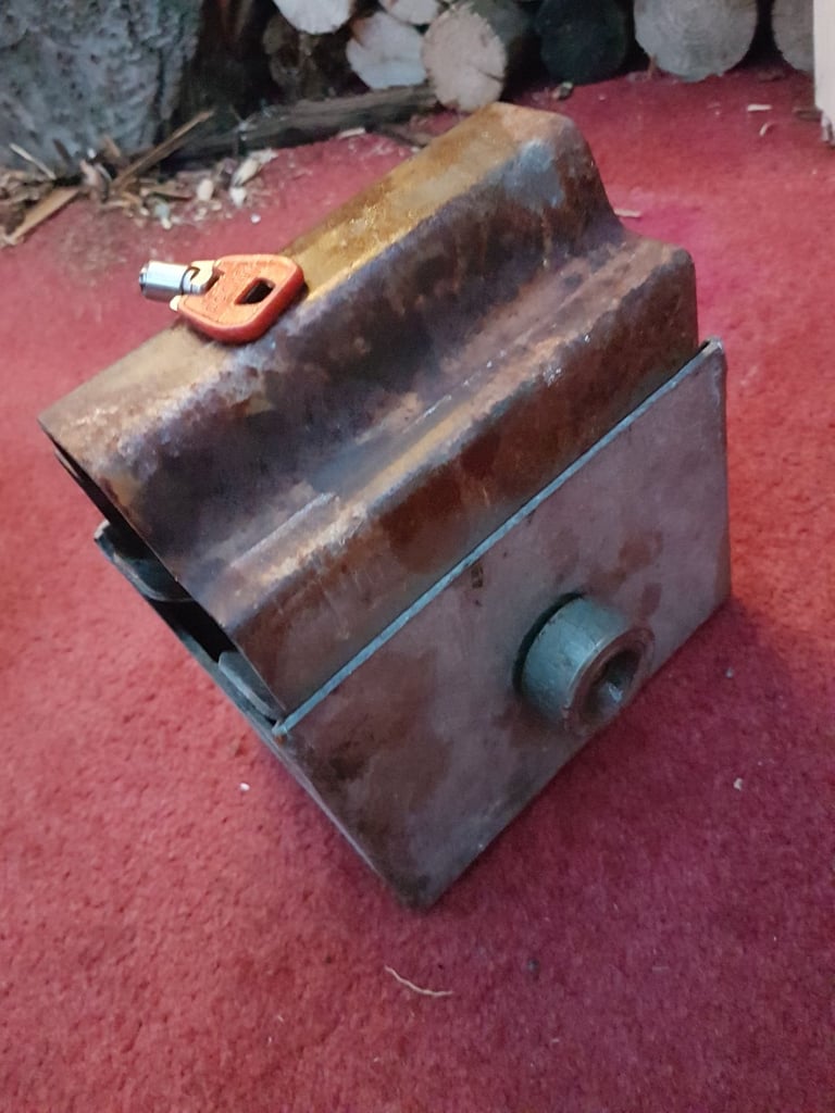 Hitch lock and wheel clamp for trailer, caravan, camper, motorhome.