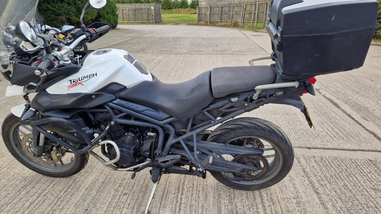 2013 13 TRIUMPH TIGER 800 ABS WHITE ENDURO ADVENTURE TOURER TOP BOX 26k MLS