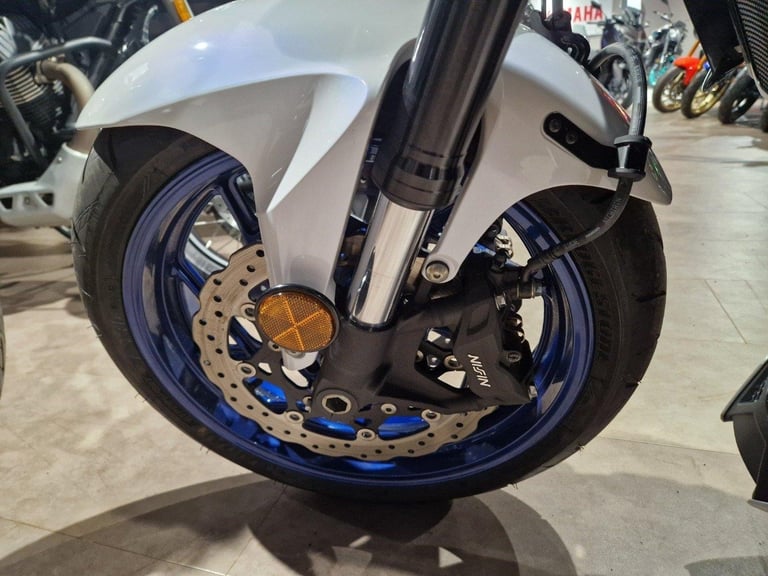 SUZUKI GSXS 750 IN WHITE