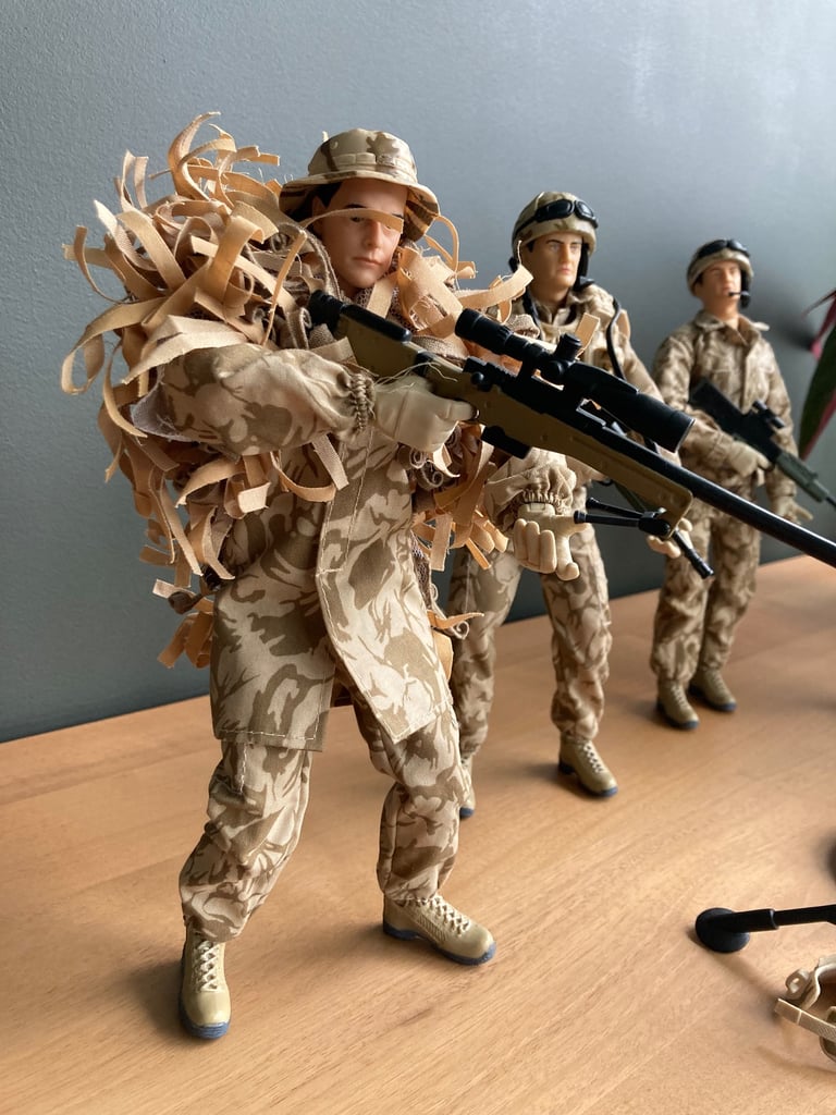 H.M. Armed Forces Fast Pursuit Battle Tank with 4 Infantrymen &  Marines Commando Sniper.