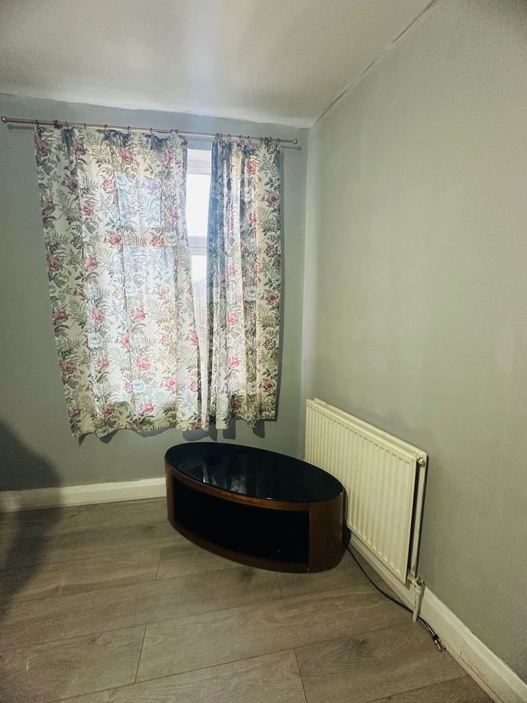 Double Room to rent in Greenford Broadway.single/couple,Working professional,850 pm incl bill