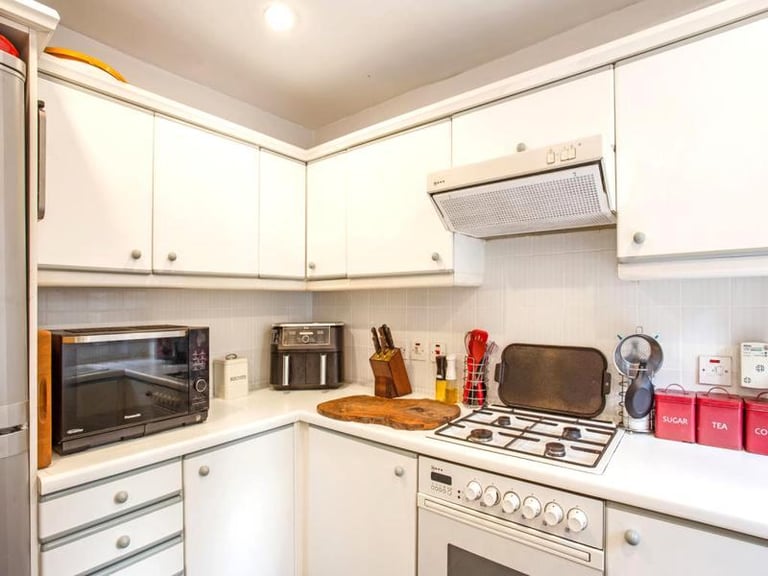 🏠 Bright and spacious room available in Seven Sisters 🏠