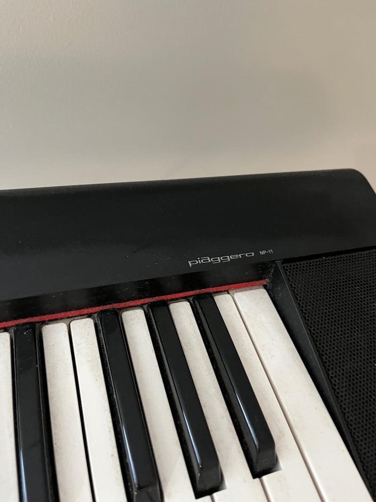 Yamaha Digital Keyboard (with optional Stool)