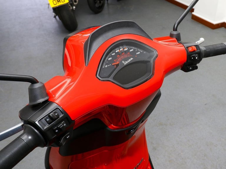 2025, '25  Piaggio Vespa Sprint S 125 Scooter. 1 Owner. ONLY 69 MILES. £3,895