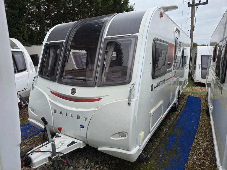 image for 2017 Bailey Unicorn Cadiz Fixed Single Beds End Washroom Caravan, M/Mover, Solar