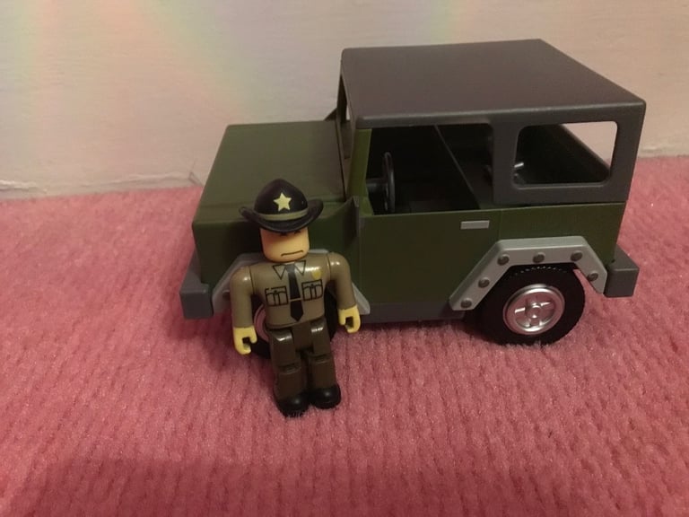 Roblox bundle jeep and police car with figures 