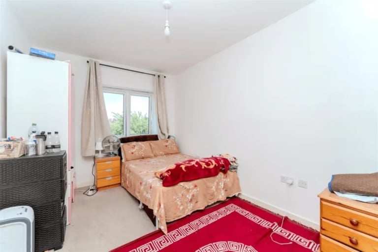 3 bedroom flat in Salisbury Road, Southall
