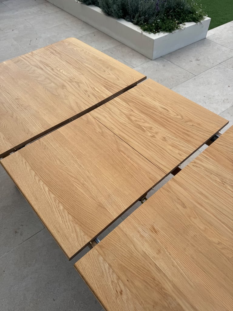 Extending dining table 