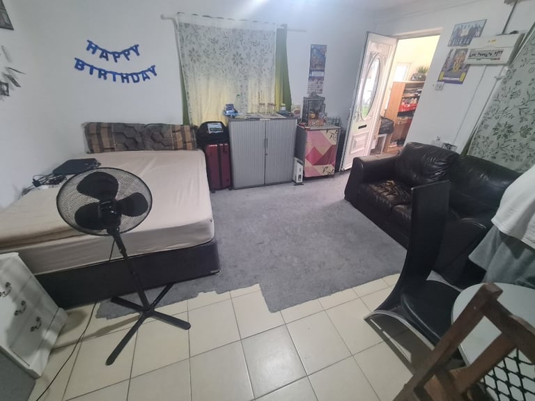 One Bedroom Anex With  Shower/Toilets in Croydon Next to Threrapia Lane Tram Stop