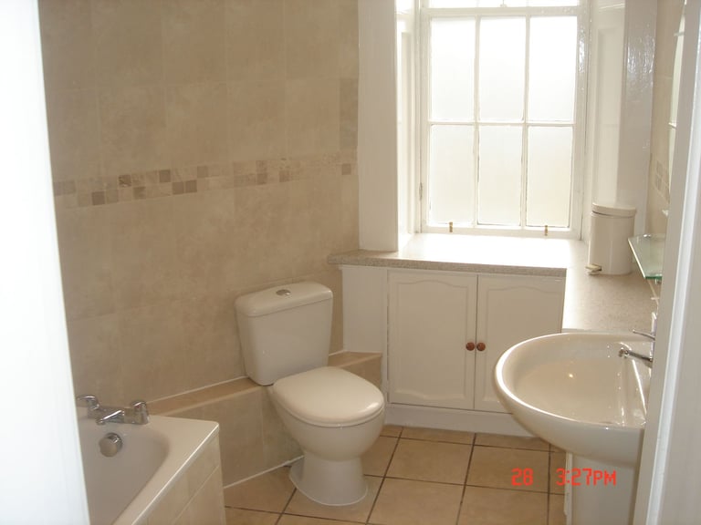 CITY CENTER LUXUARY DOUBLE ROOM ALL BILLS INCLUDED NEAR PRINCESS STREET 