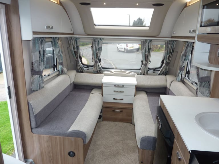Swift Charisma FIXED ISLAND BED 2018