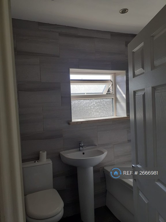 2 bedroom house in Worthing Head Road, Bradford, BD12 (2 bed) (#2666981)