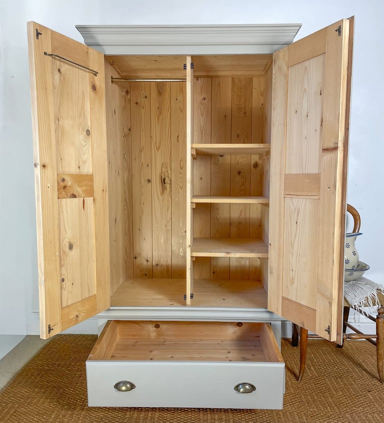 5.2ft Solid pine linen cupboard dresser cupboard wardrobe / Pantry larder