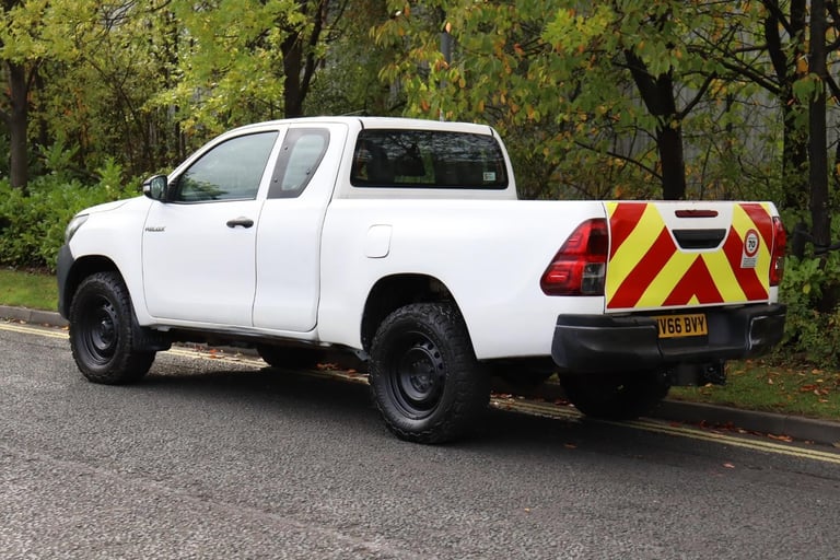 TOYOTA HILUX D4D KING CAB 4X4 PICKUP TRUCK (2017)