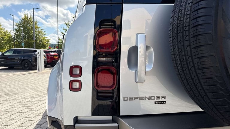 2021 Land Rover Defender 3.0 D300 X-Dynamic HSE 110 5dr Auto [7 Seat] ESTATE DIESEL Automatic